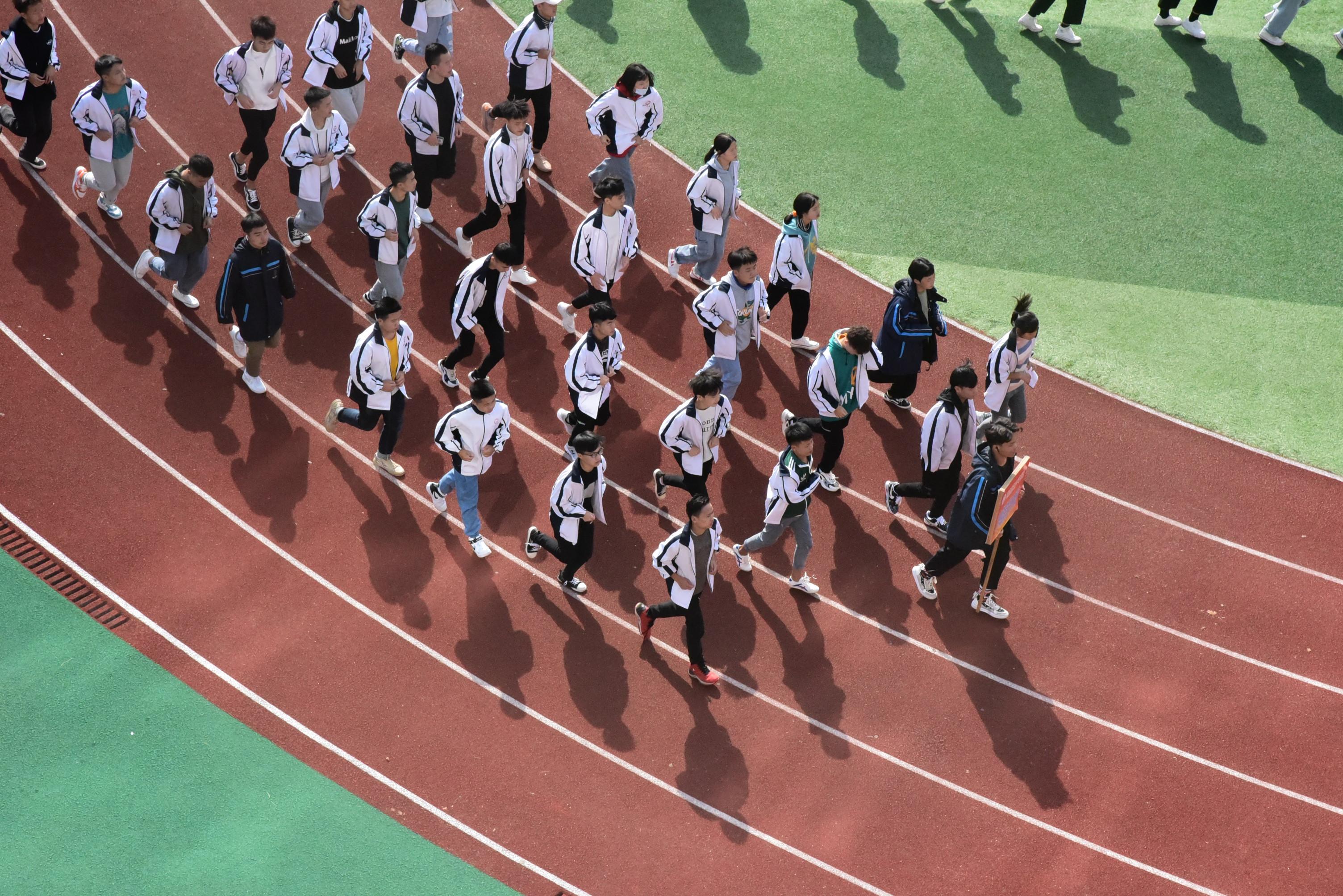 员 胡国金)10月10日上午,凤凰县职业中专学校39个班级近2000名学生,在